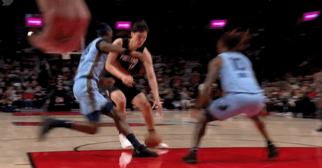 不是，这是进攻犯规？？？