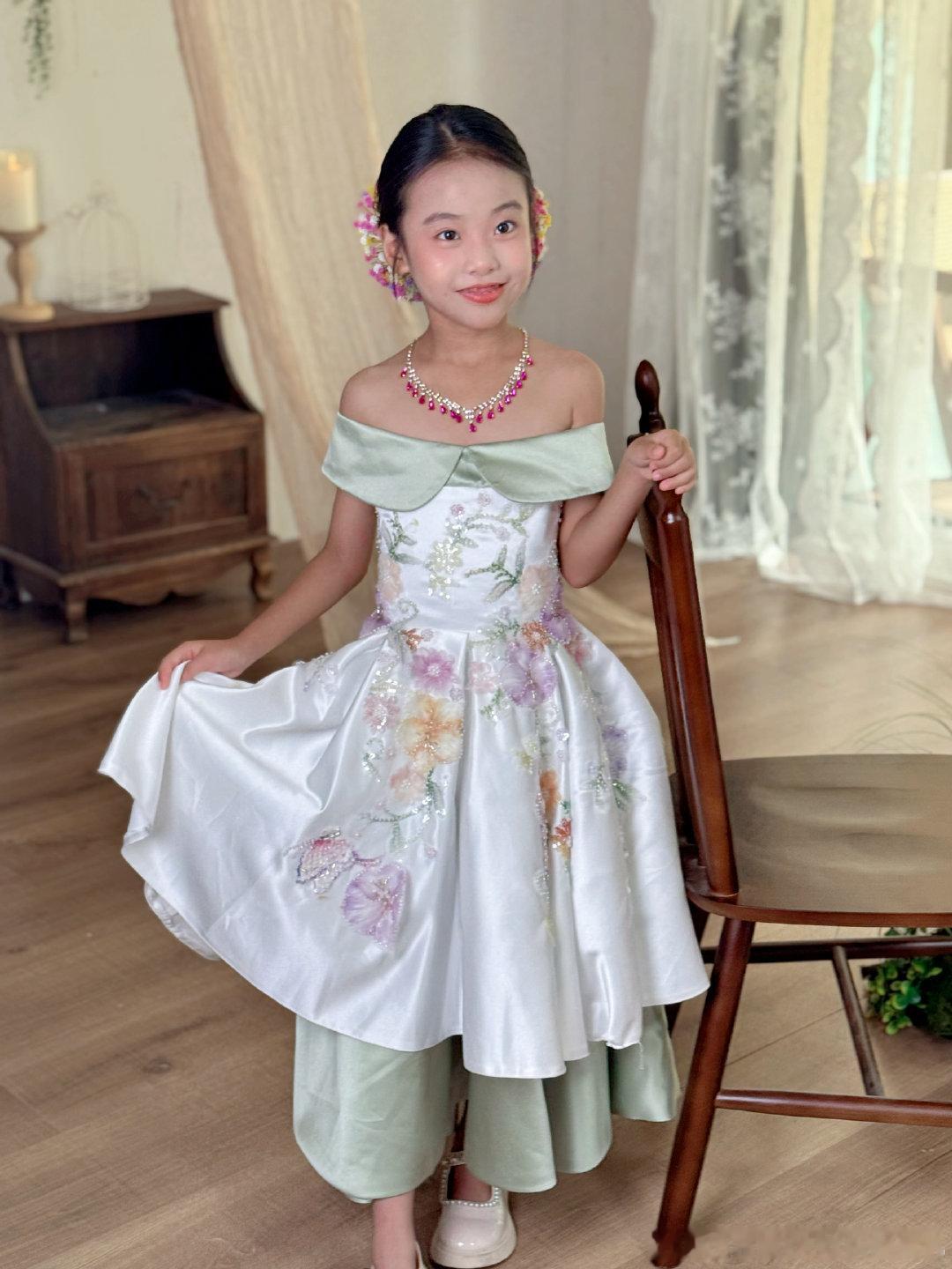 小甘蔗说，这两张她也很喜欢她很喜欢这套“刘亦菲女孩”的衣服看来我拍的还行好，那以后就多拍#萌娃养成记