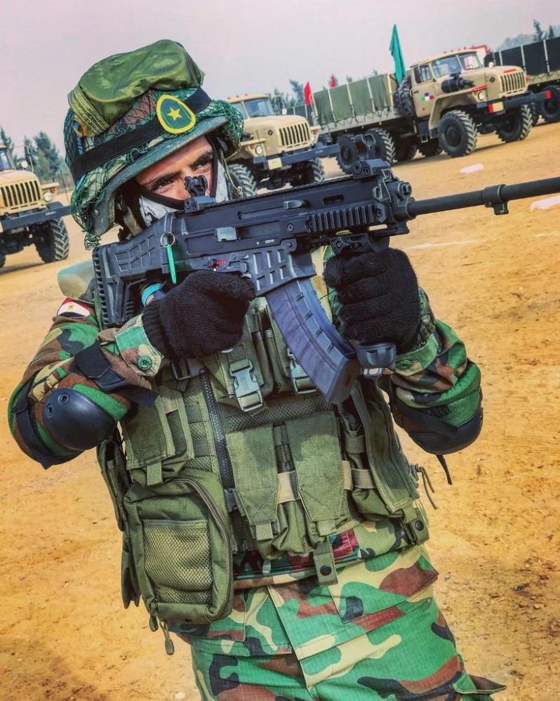 埃及伞兵装备CZ-807突击步枪，前往西奈半岛参加反恐行动。