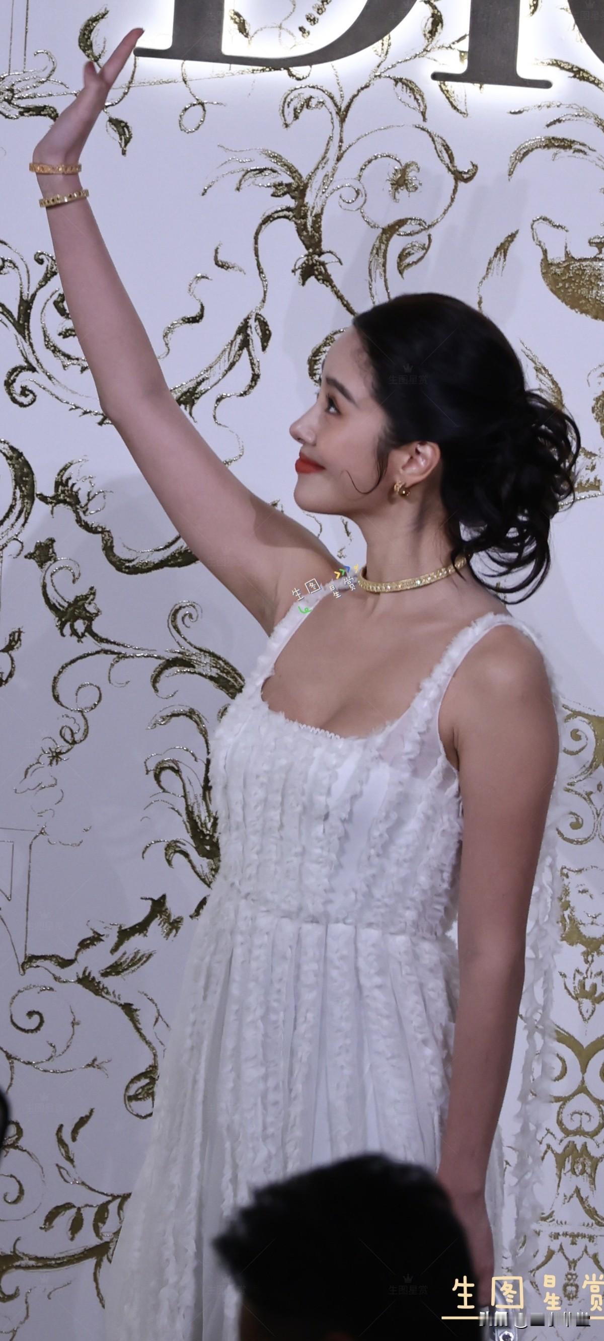 你们觉得众多女明星中谁最漂亮?杨采钰南京Dior活动出图风韵大美人，身材好到爆