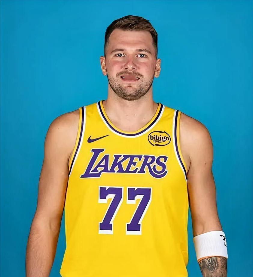 别再争论东契奇是得分手还是组织者了，他正在对比赛进行“降维打击”。他用肩膀撞开