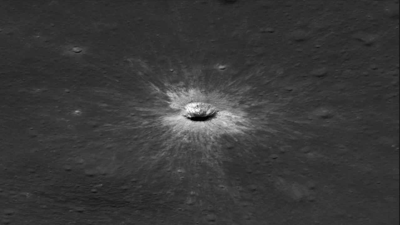 NASA月球探测器在月球表面发现“百年一遇”的新陨石坑NASA的月球轨道探测器