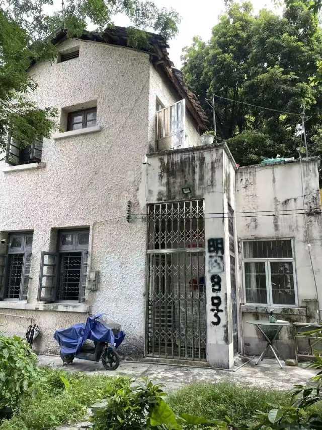 广州越秀，上演了一出现代版“鸠占鹊巢”。一栋华侨祖宅，户口上莫名多出了几个外人。