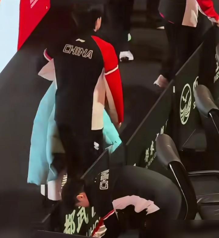 “我看了无数遍，证据确凿，确实是头哥干的，他真的是怕莎莎磕到头，右手把围板往外挪