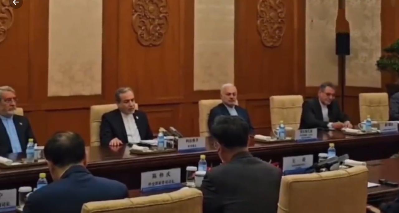 伊朗外长阿拉格齐穿上了正装，帅气！5月6日阿拉格齐在北京见到了王外长，穿着西服与