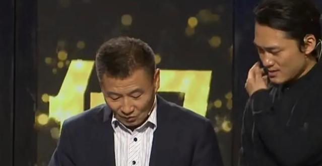 黑龙江1男孩走投无路，找到校长跪着哀求：“求你资助我上学吧？”没想到，校长竟满口