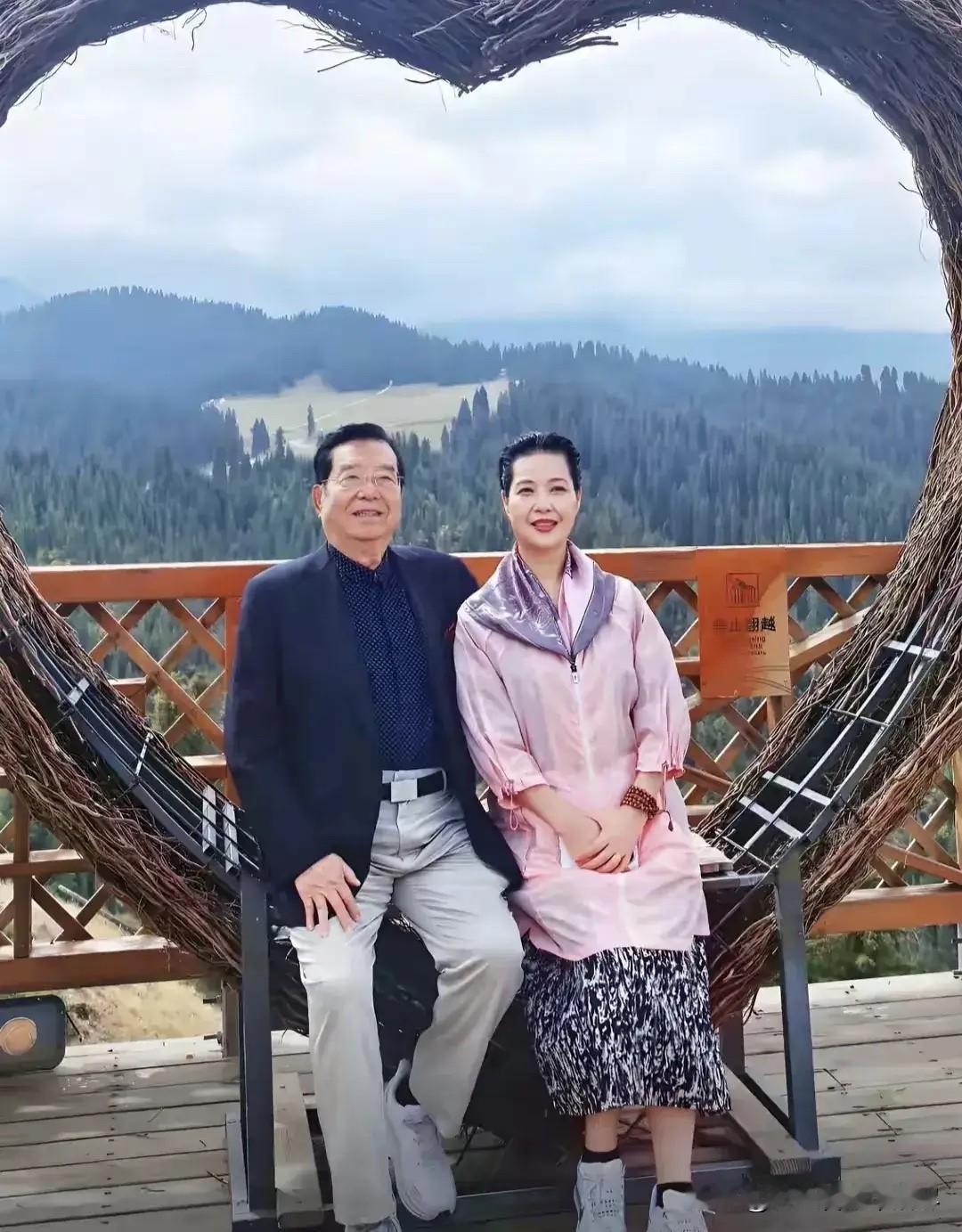 这是已经87岁高龄的李双江和59岁的妻子梦鸽，在新疆旅游时拍的一张合影，已经八十