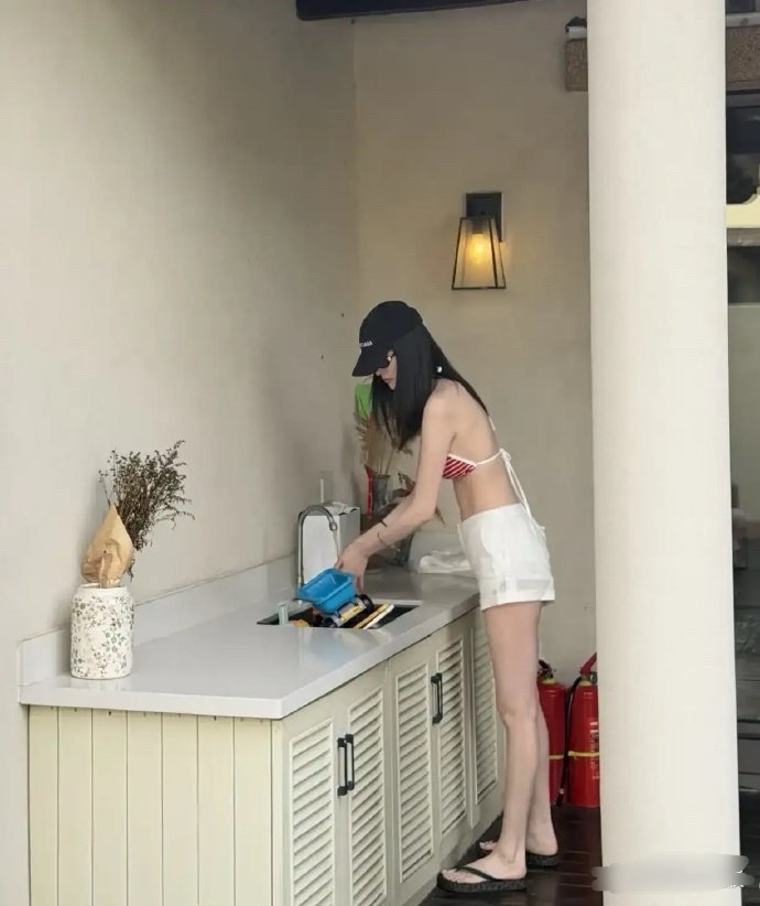 何穗阿那亚度假生图，不愧是维秘唯一不用美黑的模特，在人群里简直白到发光。