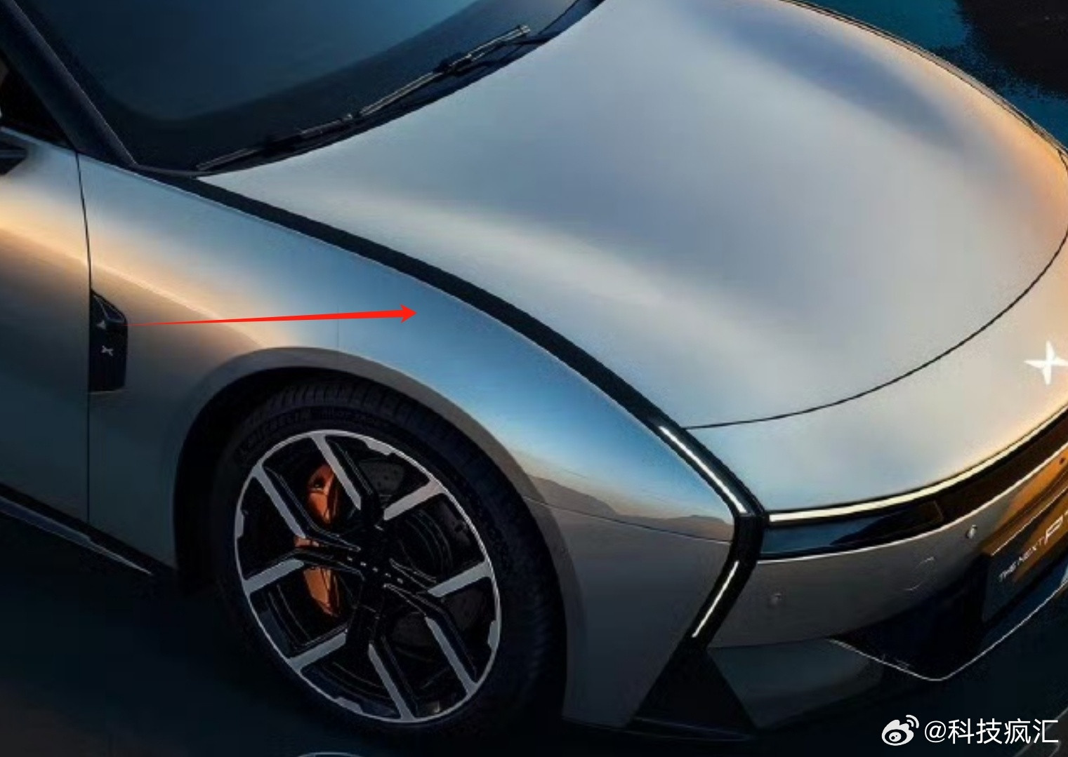 新一代小鹏P7这位置这么宽是干嘛？装上LED灯带，做路上最亮的仔？​​​