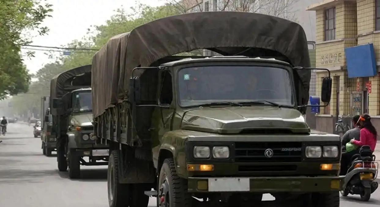 军车为什么几乎都是柴油车，而不用汽油车和新能源车呢？这就是战场生存法则，柴油车就