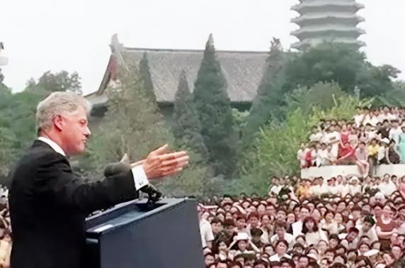 若是当年没有克林顿的一再坚持，中国加入世贸可能会更为艰难！98年克林顿访华其中一