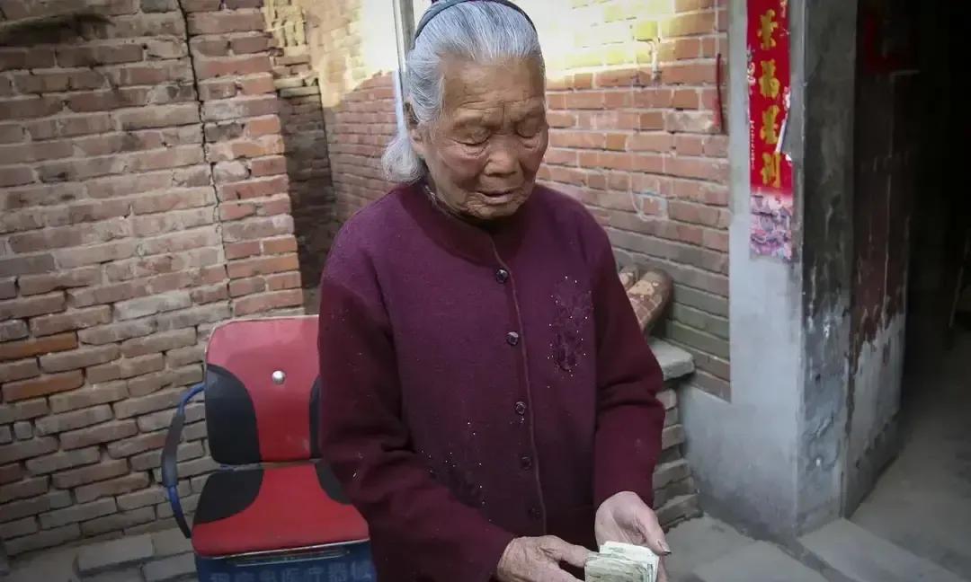 85岁老太太退休金五千多，还要儿子女儿每人每月掏四千请保姆，加起来一万二，比她自