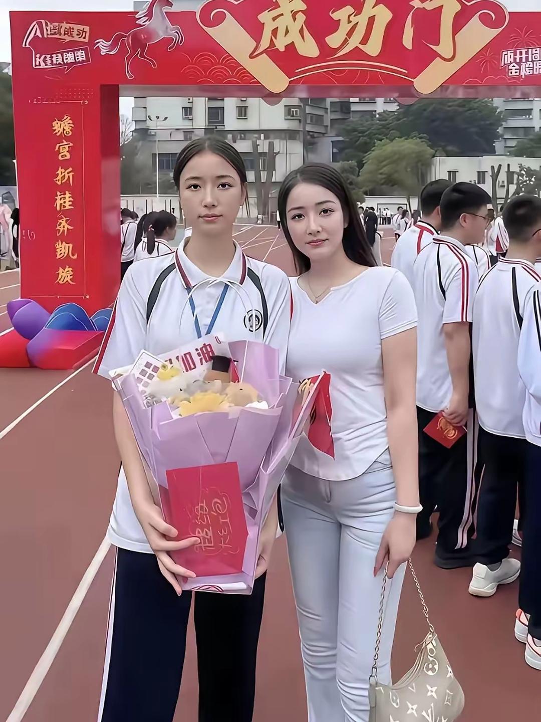 妈妈以前是校花，女儿现在也是校花。两代校花同台，羡慕别人的基因好。