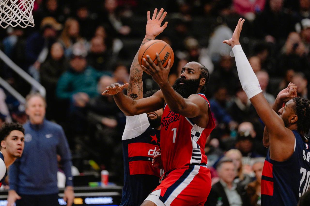 今天的哈登真是太给力了！在小卡不打的情况下，哈登今天上场打了36分钟，17投9