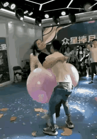 玩个游戏这也太猛了，男生钉子不够硬啊。