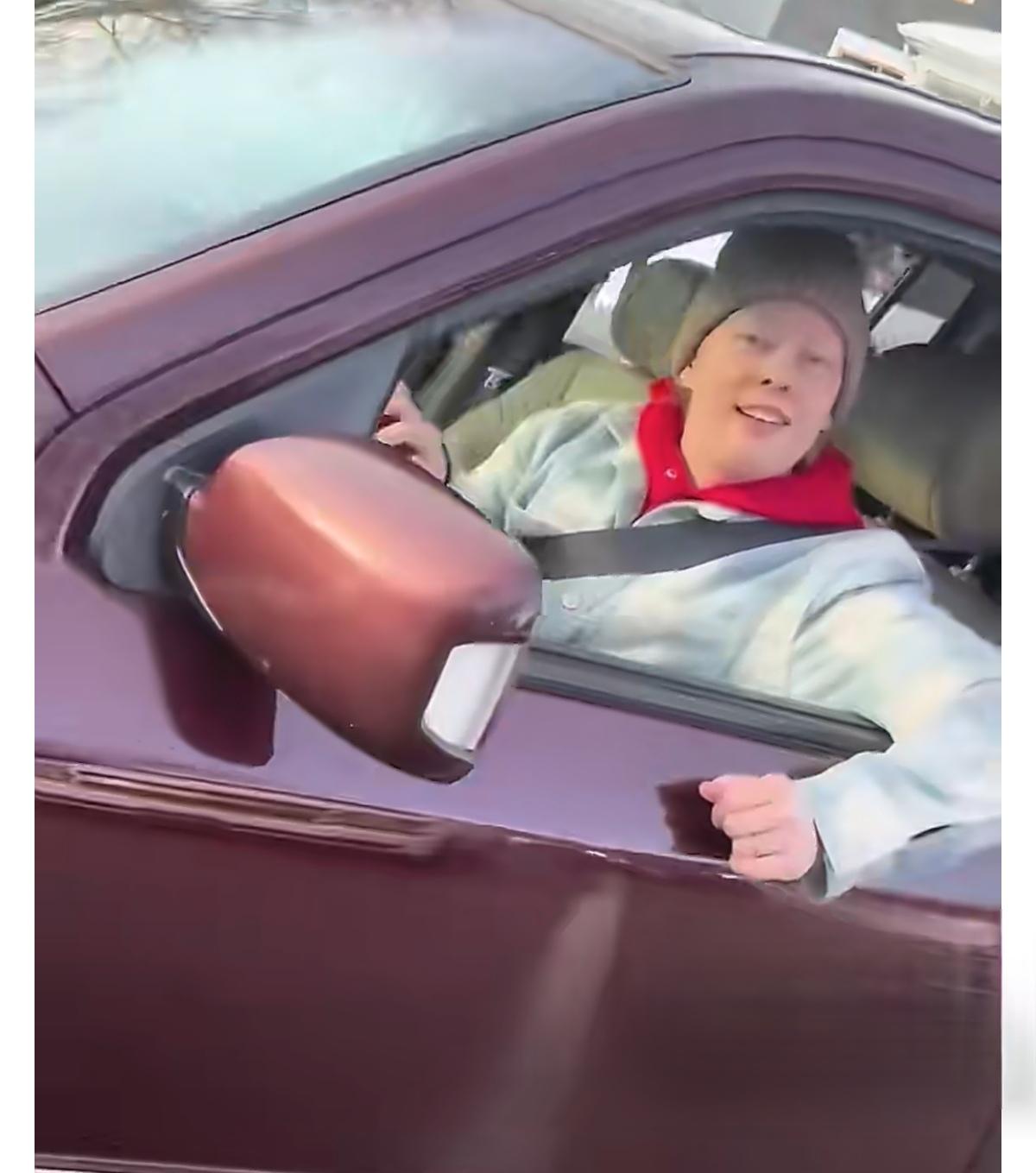 明尼阿波利斯ICE枪击事件的另一段近距离视频（应该是ICE特务的执法记录仪拍摄的