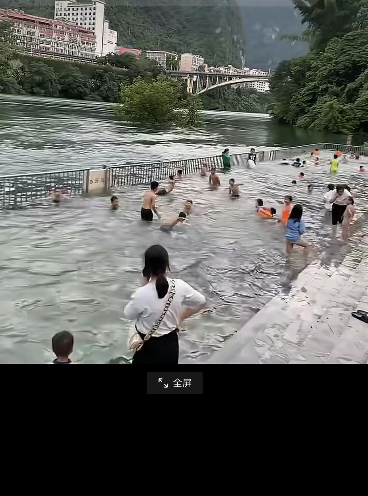 建议将此做法进行推广！下面这些照片反映的是广西天峨县在干净整洁的河水中，用安全