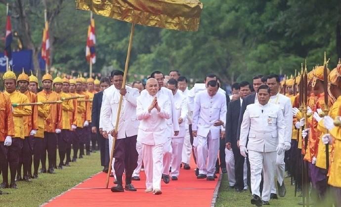 西哈努克亲王吃了那么多北京烤鸭，可不是白吃的。洪森父子想搞掉柬埔寨王室，架空