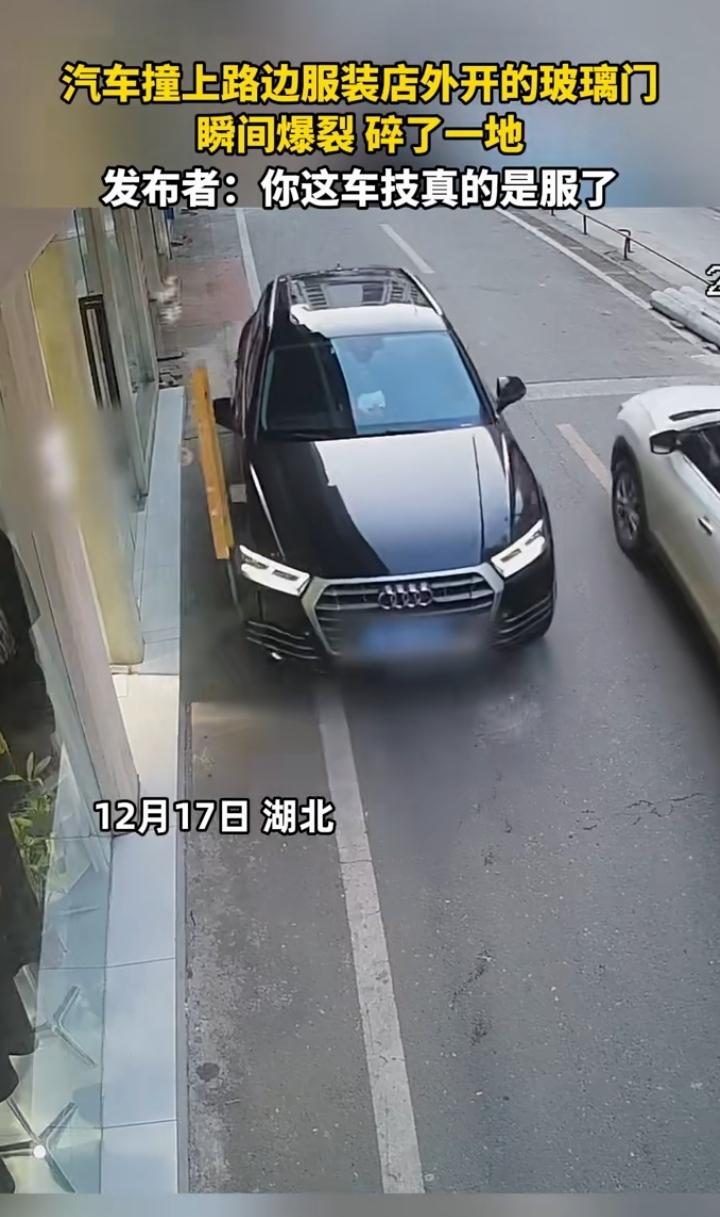 近日湖北武汉，下午2点左右，一黑色轿车行驶在路上，对面一辆白车占道行驶，迫使黑车