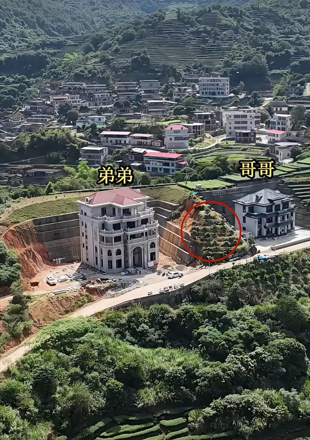 弟弟打算铲平这土堆，方便两家走动来往，嫂子却就是不肯同意