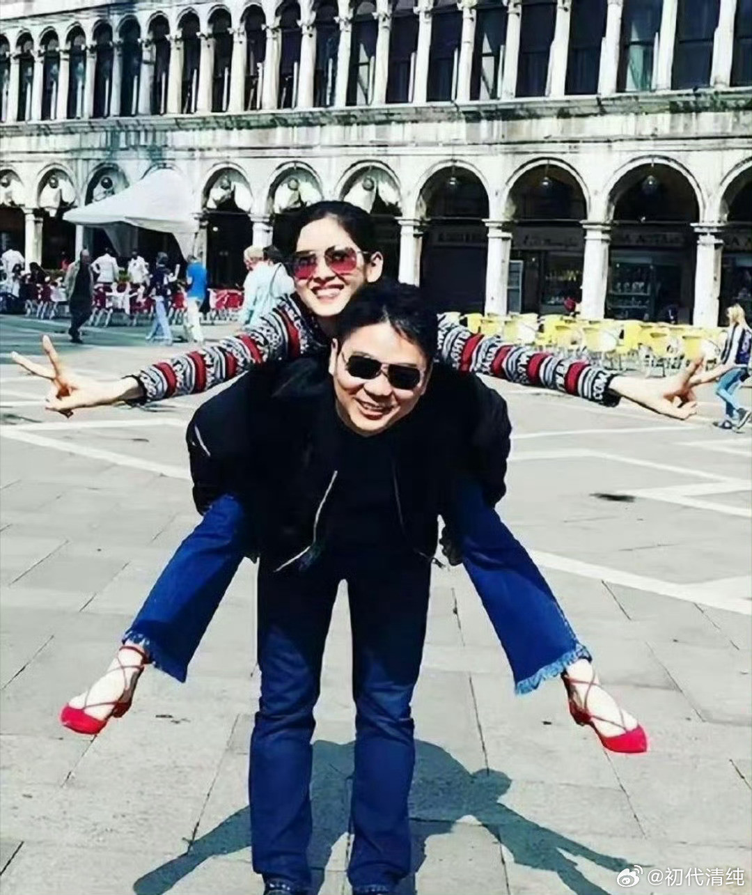 这会的刘强东三十八岁，章泽天十八岁，刚认识不久