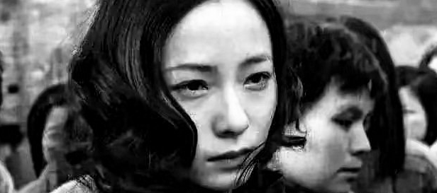 1940年，李美英正在干活，被两个鬼子摁倒在地，就在林美英绝望时，鬼子军官竟制止