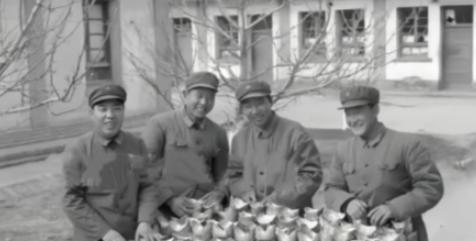 1982年，宁夏固原军分区几名战士在挖土作业时，无意中发现了一个地窖，然后从地窖
