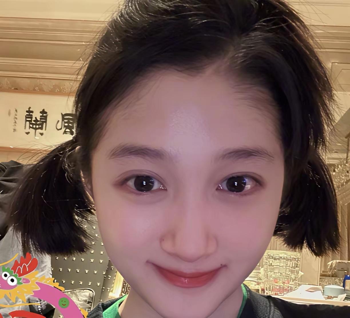 如果是真的，那关晓彤她是真女人，我真佩服她，迟了两年才看懂，她当初剪去长发，眼含