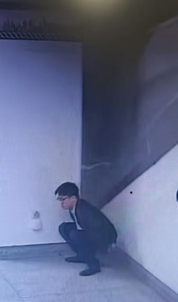 我真的服了，南宁地铁站，一个戴着眼镜的斯文男拉粑粑！你说你要是在别的地方也就算了