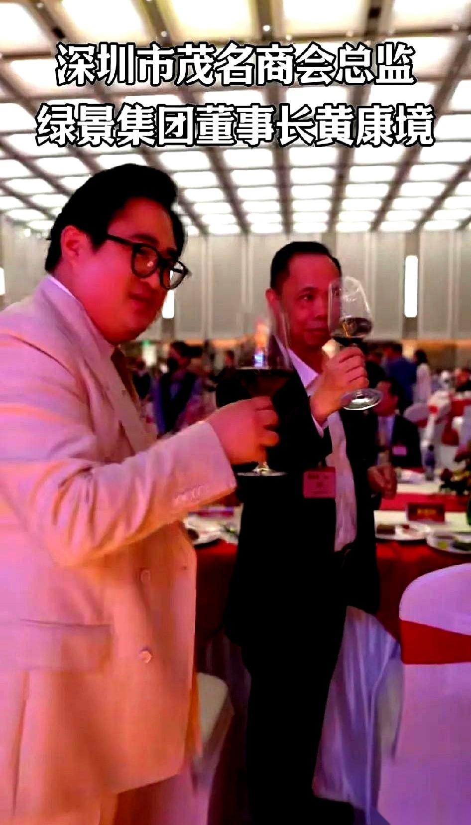 两百多米高的住宅，你知道是什么概念吗？就前两天，我路过白石洲，脖子都快仰断了。