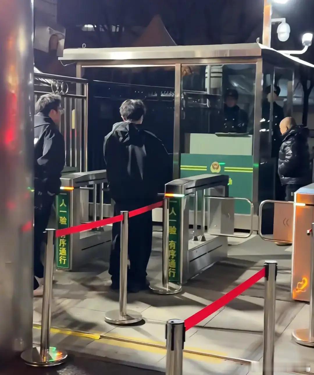 春晚彩排路透：凤凰传奇现身，张杰毛不易亮相，周深即将五登春晚！！！