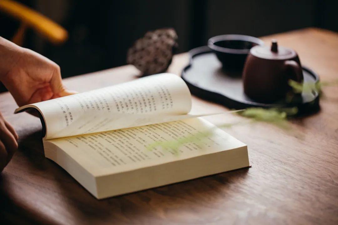 世界读书日今天世界读书日，我却不想再读书。老眼昏花看不见，戴上眼镜也模糊