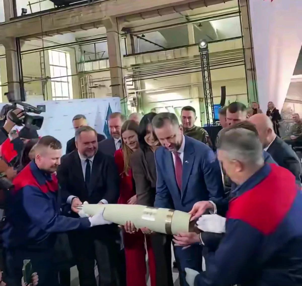 《图片报》报道，当地时间29日，波兰防长柯西尼亚克-卡梅什在社媒发布消息，宣称于