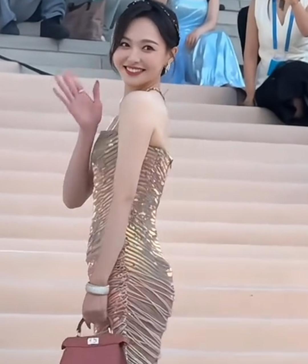 唐嫣笑起来感觉世界一下子美好了，好多人说她普通，真的不普通，颜值身高身材肤色，而