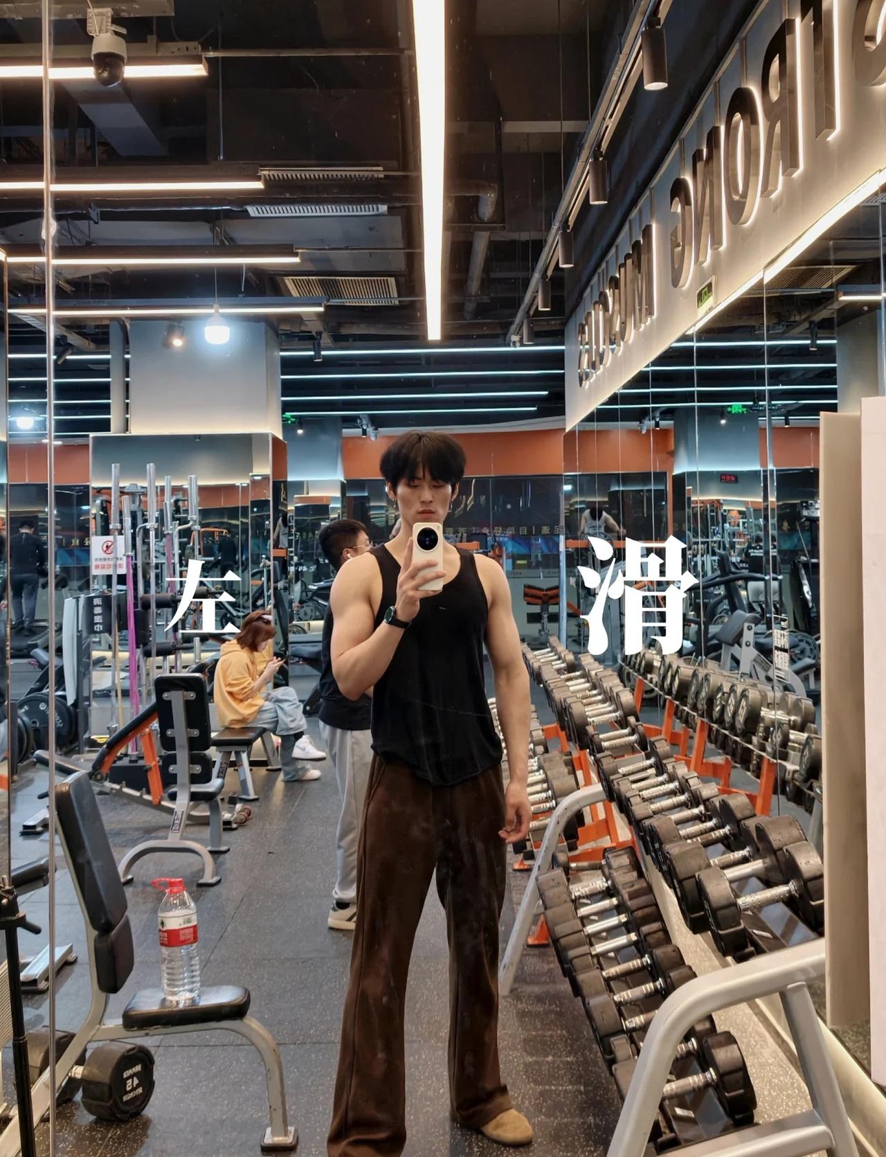 右滑帮我脱掉上衣腹肌鲨鱼线向左滑一下远看小小的，近看大大的