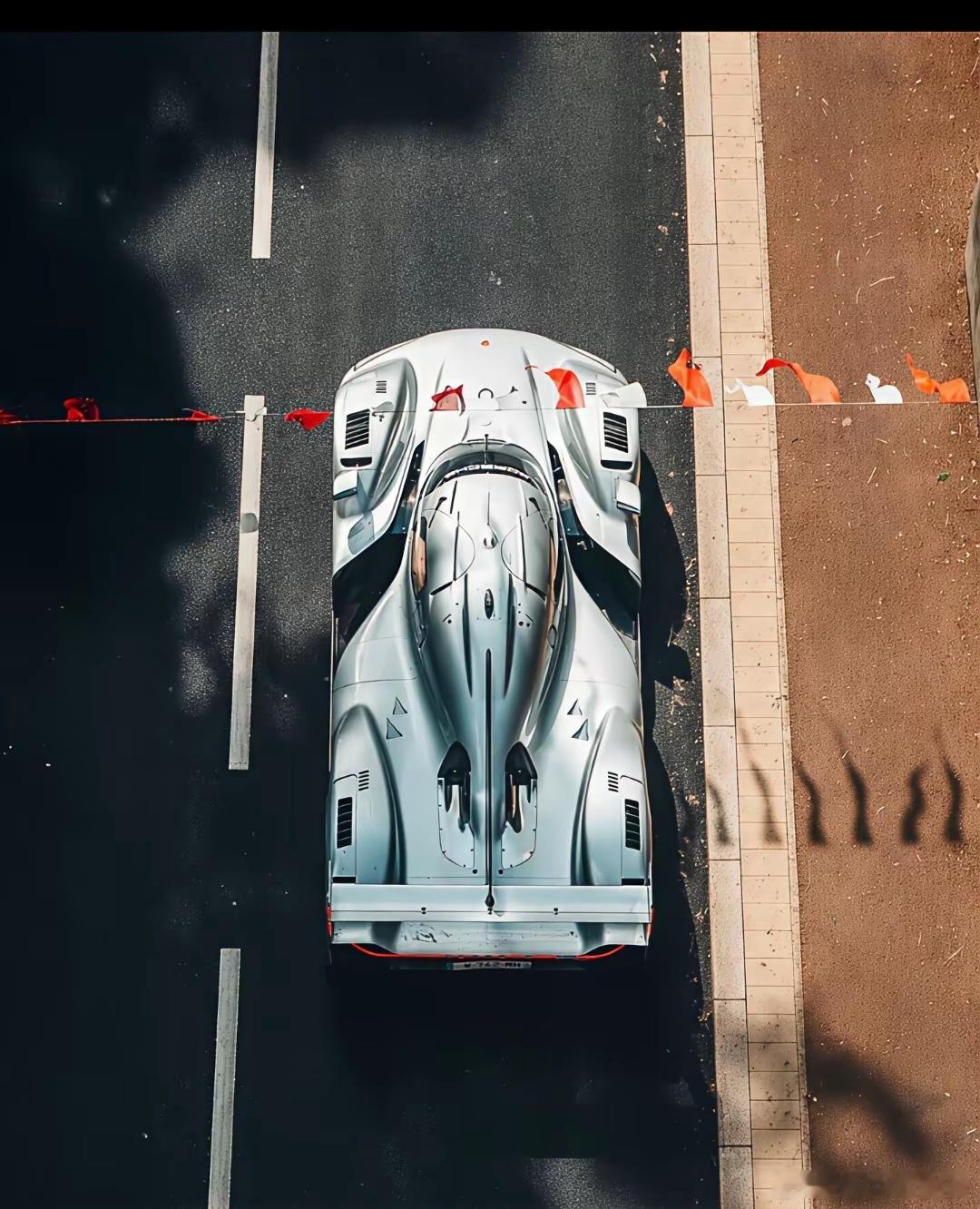 据说合法上路的勒芒赛车全球仅此一台，从这台法拉利驾驶舱爬出来得多累，不过外形实在