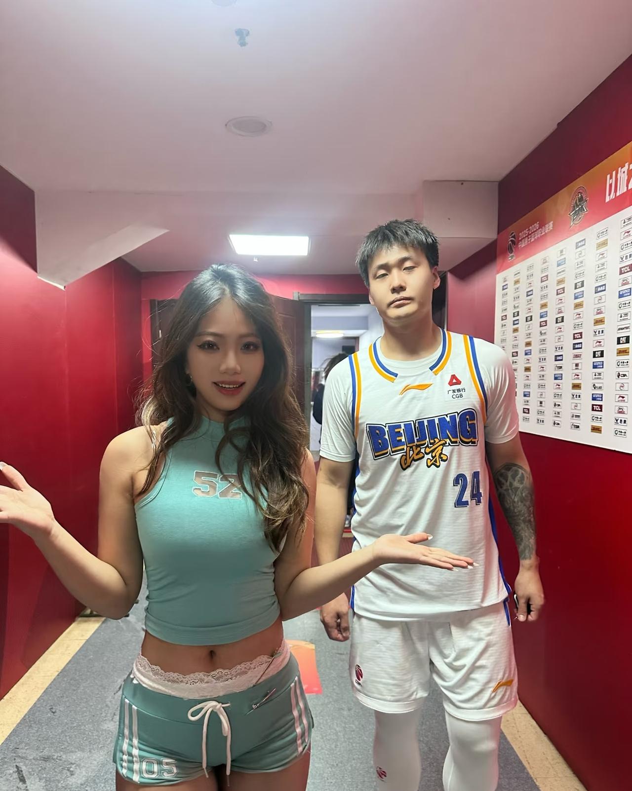 别再骂赵睿对球迷黑脸不给签名了，这么漂亮的啦啦队员找赵睿合影都是一脸淡漠，证明赵