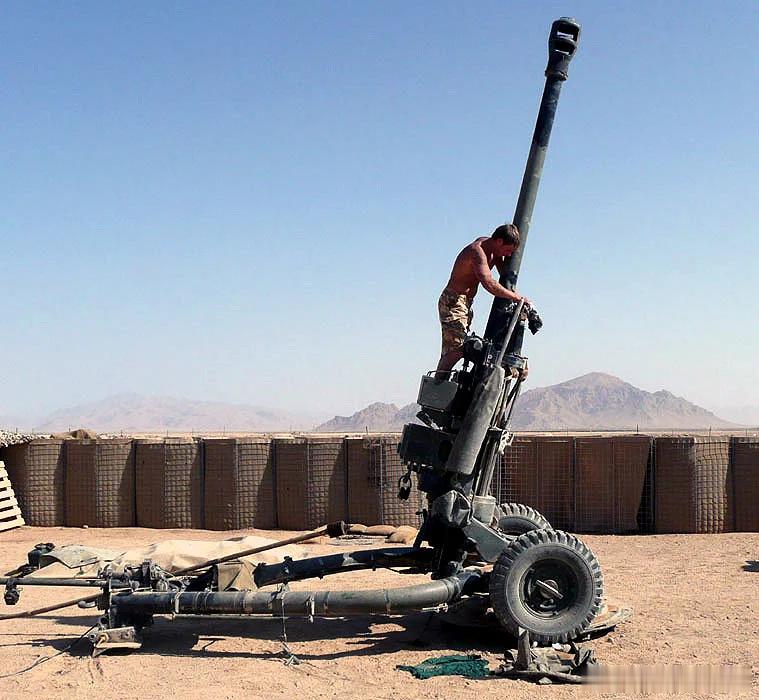 【兵器欣赏：兵器歪说高角度、高难度擦炮——士兵正在保养英国L118型105