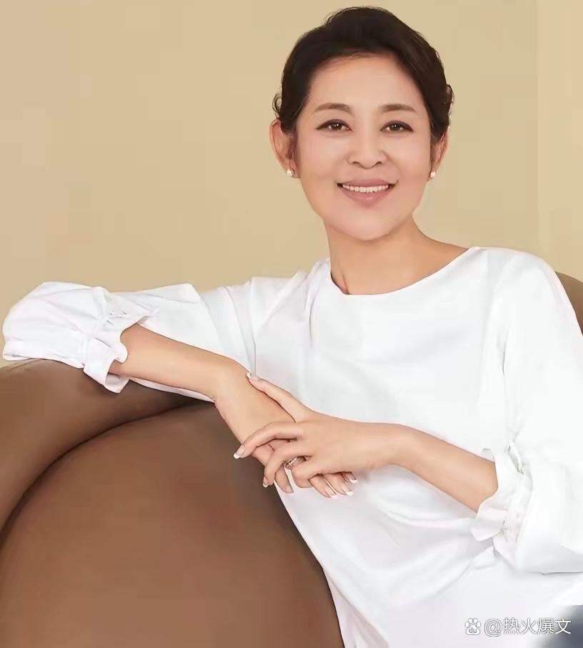 倪萍在浪姐直播里连说了三遍“我错了”。67岁的人了，对着镜头认错。她本来想救