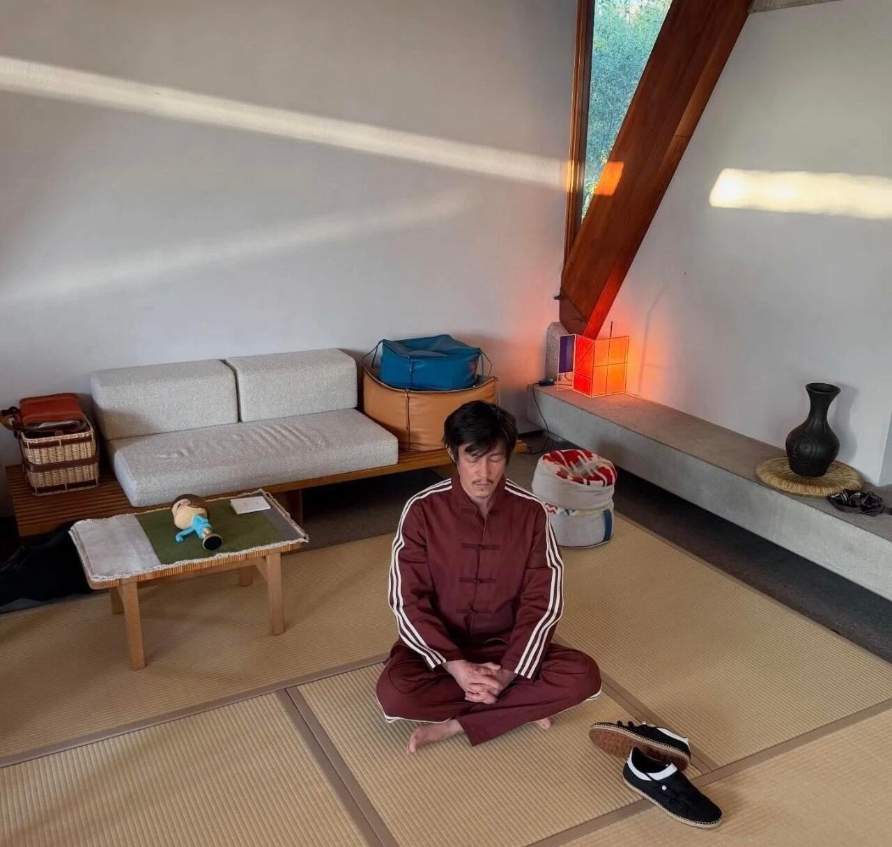 陈冠希在洛杉矶5500w刚买的豪宅里，打坐、悟人生中。