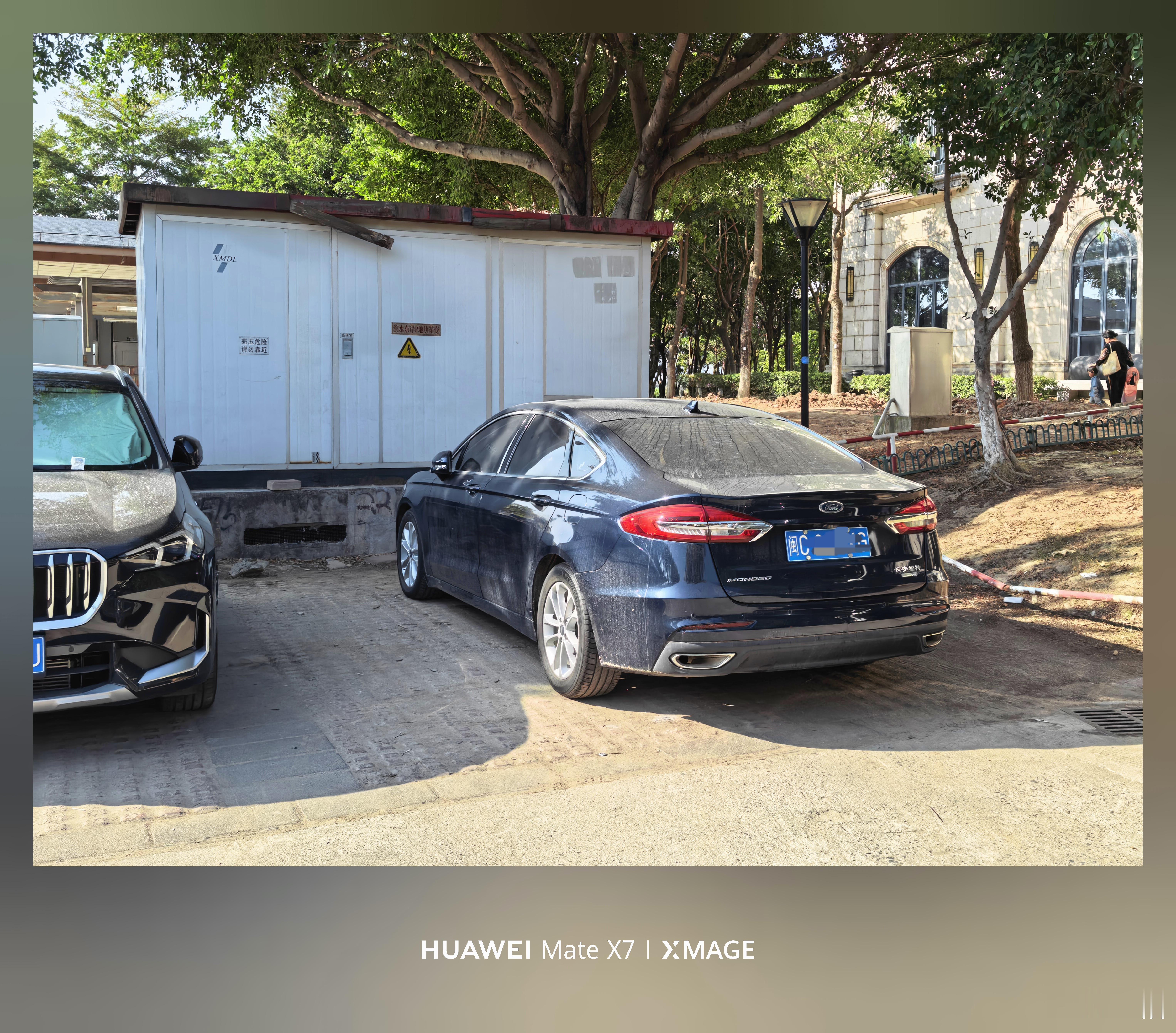 车位很少的停车场里，这位占了两个车位，所以有人亲切的称TA为___。