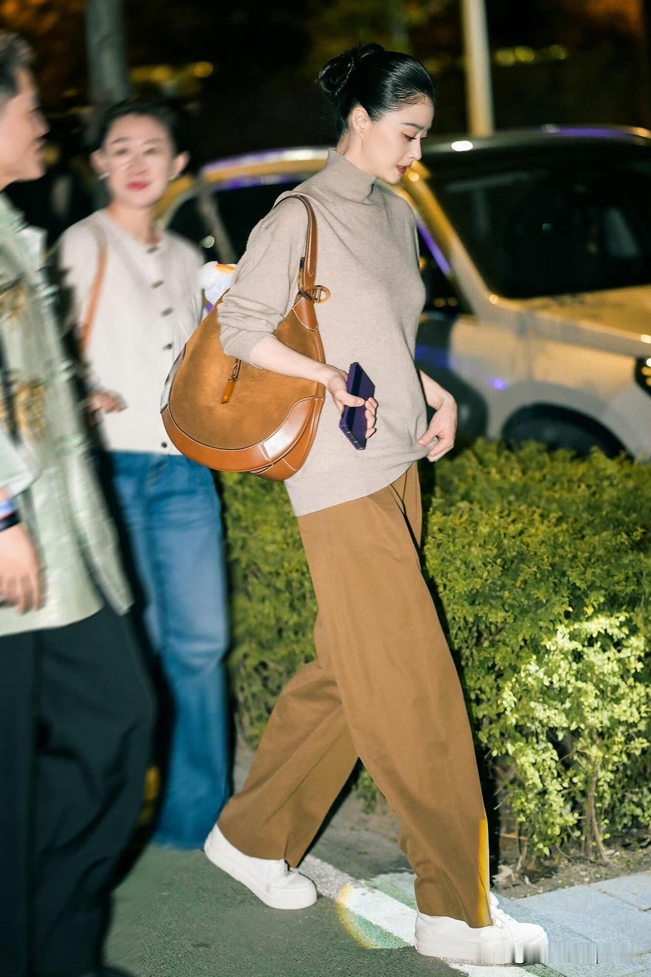 蒋欣这图彻底刷新了我对大骨架的认知！以前总觉得上镜要够瘦小才好看，但她这种高个