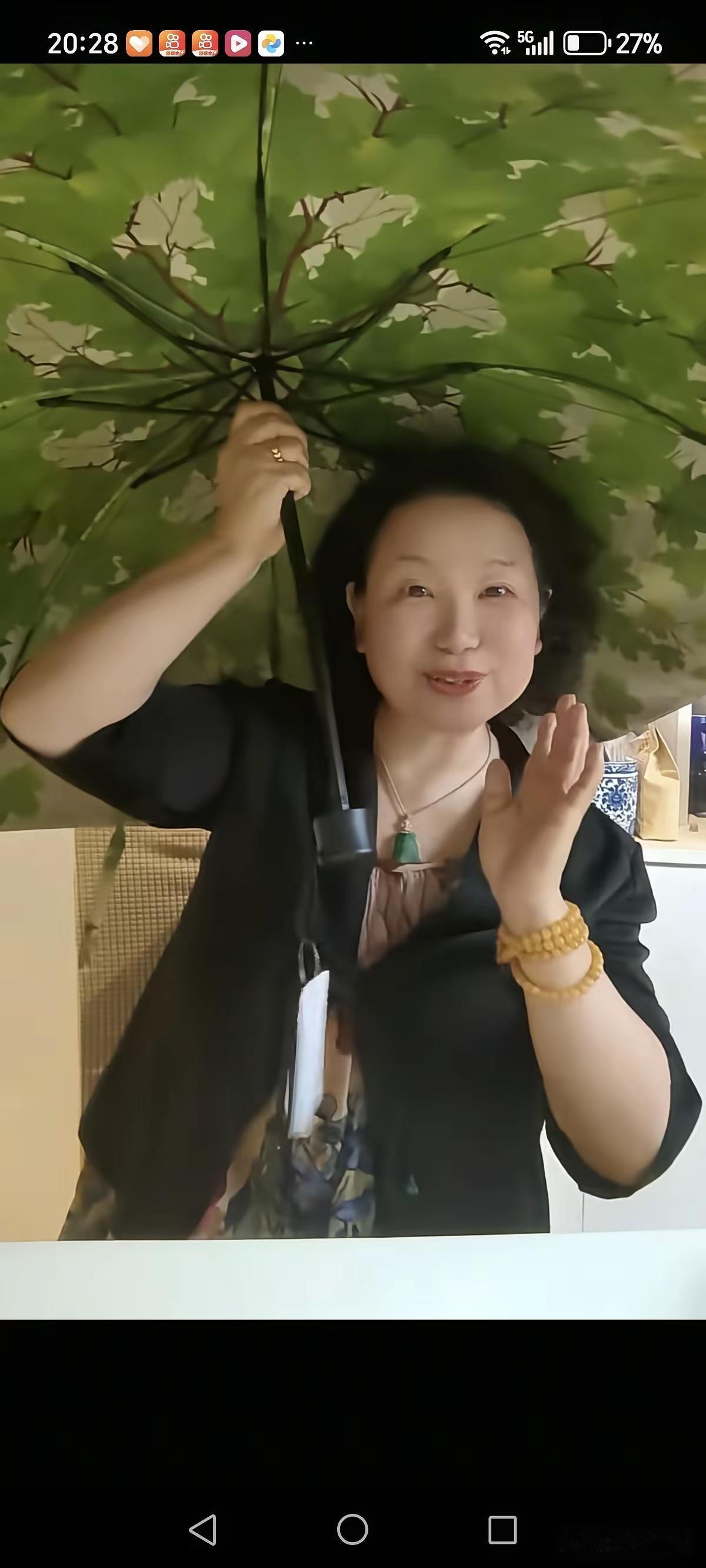 没见过这么狂的被告，52万开会那天，三被告集体缺席会议，老杜还出来开直播卖伞，