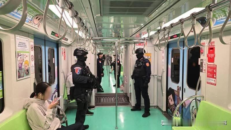 台湾省台北地铁警察实枪实弹巡逻！公知怎么不说威胁人民没有人权了？自从12.19