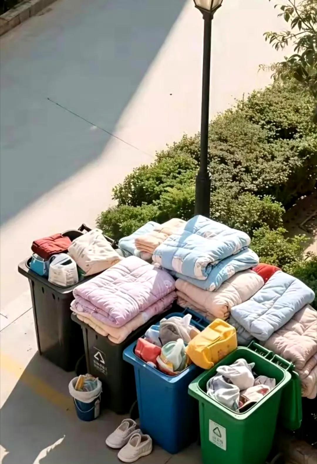 网友问：隔壁邻居搬家的时候扔的，叠这么整齐可以捡吗？