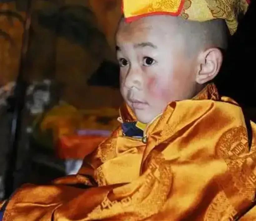 1989年，十世班禅圆寂后，高僧们长途跋涉去寻找转世灵童，国家为此特别拨