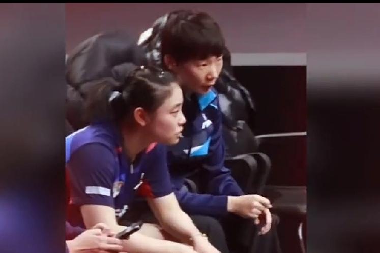 徐奕下了赛场，直接走到曼昱身边坐下来，曼昱和她说着话，她很认真的听，时时点点头，