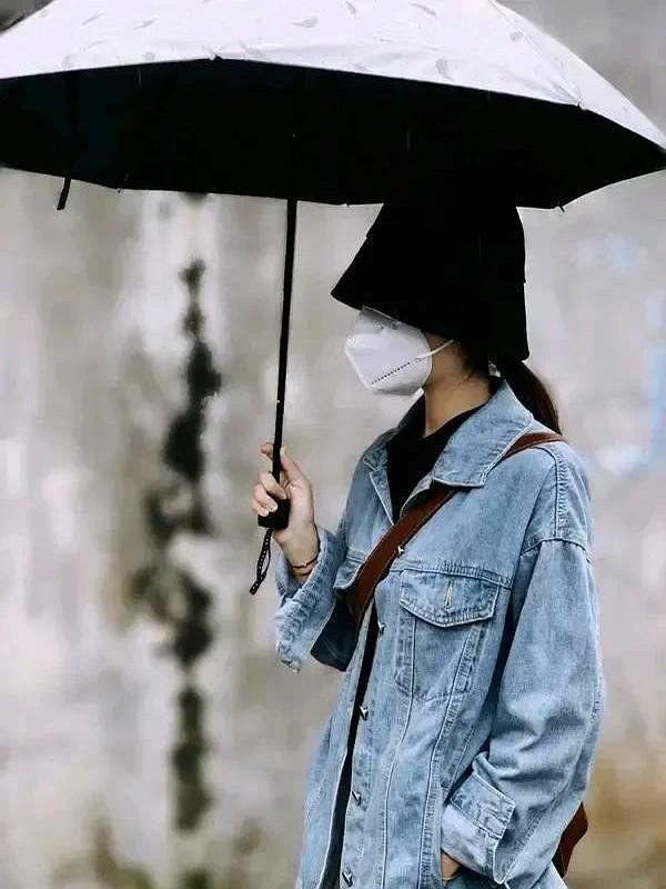 发现没？现在的人出门可有意思了！前几天在商场门口看见个姑娘，防晒衣帽子口