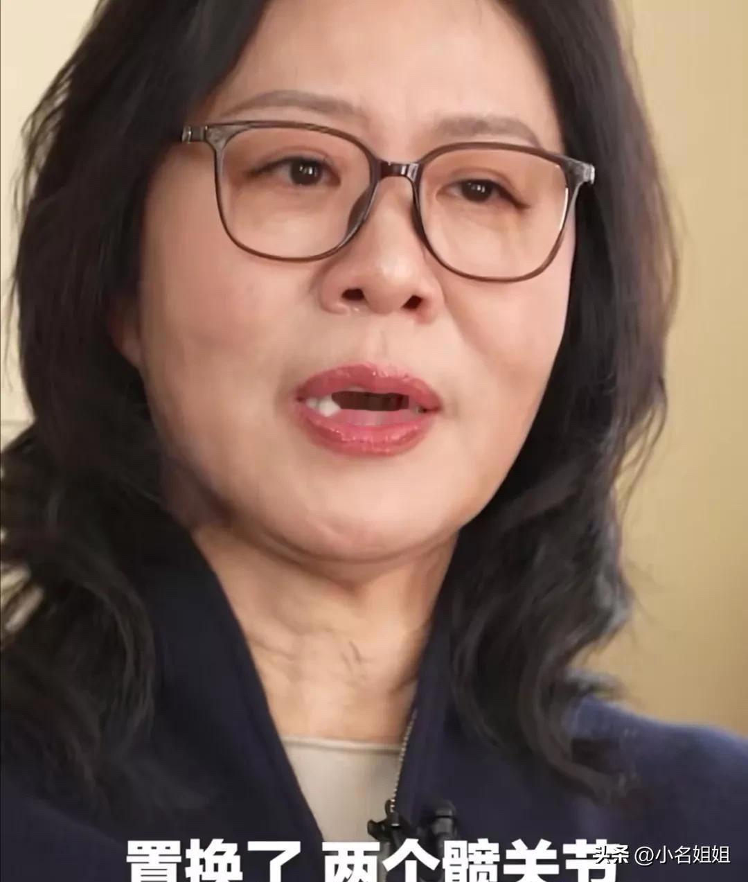 郎平真是个狠人。65岁做了十几次大手术，髋关节、颈椎都动过刀，阴雨天浑身关节