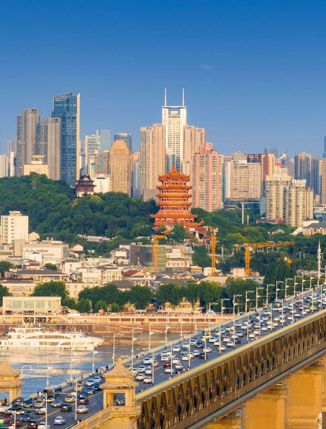 在中国，每座城市都有自己的称号。“九省通衢”正是武汉最著名的别称。这形象概括了其